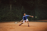 Man draagt ​​speciale HOYA-sportlenzen tijdens het tennissen